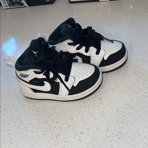 Jordan 1 mid toddler size 5c